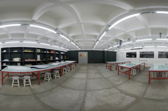 Laboratório de Maquetaria – ambiente projetado para a produção de maquetes com estrutura para a realização de aulas e oficinas. A Maquetaria conta com bancadas, mesas, nichos para o armazenamento de materiais e pias.