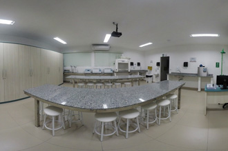 Laboratório de Bioquímica – Medicina Guarujá - equipado com 02 TV`s de LED 55 polegadas para possibilitar maior interatividade e modernização as aulas, o local possui refrigeradores, balanças analíticas e semianalíticas, aparelho para determinar PH, agitador para tubos, sistema de purificação de água osmose, capelas de exaustões de gases, estante para tubos de ensaio, furador de rolhas manual, tripé de ferro, relógio de tempo para laboratório, balões volumétricos, tubo plástico para centrifugação, de ensaio e termômetro.