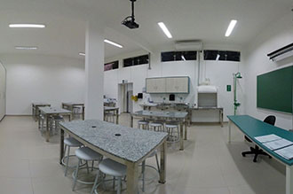 Laboratório de Bioquímica – equipado com 02 TV`s de LED 55 polegadas para possibilitar maior interatividade e modernização as aulas, o local possui refrigeradores, balanças analíticas e semianalíticas, aparelho para determinar PH, agitador para tubos, sistema de purificação de água osmose, capelas de exaustões de gases, estante para tubos de ensaio, furador de rolhas manual, tripé de ferro, relógio de tempo para laboratório, balões volumétricos, tubo plástico para centrifugação, de ensaio e termômetro