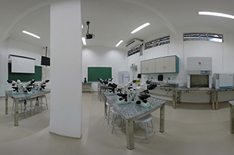 Laboratório de Microbiologia e Imunologias - equipada com televisor LED 55 polegadas, 20 microscópios, refrigeradores, projetor para aula, tesouras cirúrgicas, funil de vidro, termômetro para laboratório, tubos de ensaio de vidro, balanças analíticas e semianalíticas, jarra anaeróbica, estante para tubos de ensaio de metal e plástico. Ambiente amplo e climatizado