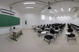 Sala de aula 1 – Medicina Jaú - as salas estão equipadas com projetores fixos, mesas, cadeiras e ar condicionado; conta com o apoio da sala de recursos didáticos e audiovisuais, caso necessite de notebook, máquina de xerox e data show