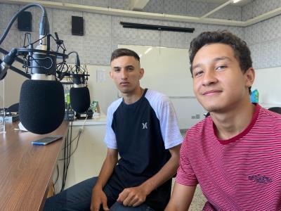 Jovens desenvolvem programa de rádio sobre temas contemporâneos