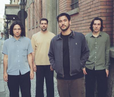 Terno Rei é elogiada por criar atmosferas emocionais profundas através da música