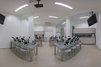 Laboratório de Miscroscopia - Medicina Jaú - equipado com 69 microscópios biológicos binoculares, além de dois televisores LED 55 polegadas, centrífuga de bancada micro processada, projetor integrado multimídia, estante para tubos de ensaio, bancadas de inox e armários de madeira