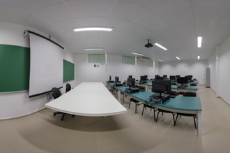 Laboratório de Tecnologia da Informação e Comunicação - Medicina Jaú - equipado com 16 microcomputadores de última geração, possui câmeras de vigilância, projetor e está sendo instalado equipamento de videoconferência que possibilita a interação do curso de Medicina com outros centros