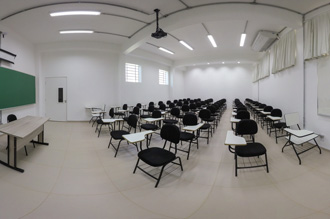 Sala de aula 1 – Medicina Jaú - as salas estão equipadas com projetores fixos, mesas, cadeiras e ar condicionado; conta com o apoio da sala de recursos didáticos e audiovisuais, caso necessite de notebook, máquina de xerox e data show