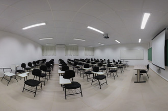 Sala de aula 2 - Medicina Jaú - as salas estão equipadas com projetores fixos, mesas, cadeiras e ar condicionado; conta com o apoio da sala de recursos didáticos e audiovisuais, caso necessite de notebook, máquina de xerox e data show