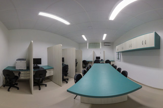 Sala dos professores - Medicina Jaú - equipada com computadores individuais para cada docente, uma impressora de última geração, armários e mesa para suporte aos professores;