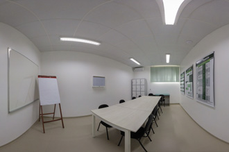 Tutoria 1 - Medicina Jaú - salas equipadas com negatoscópios, que são aparelhos que visualizam com clareza as radiografias; possui mesa e assentos para os acadêmicos, além de armários. Conta com o apoio da sala de recursos didáticos e audiovisuais, caso necessite de notebook, máquina de xerox e data show