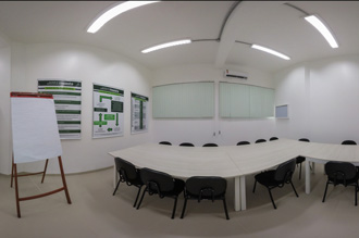 Tutoria 5 - Medicina Jaú - salas equipadas com negatoscópios, que são aparelhos que visualizam com clareza as radiografias; possui mesa e assentos para os acadêmicos, além de armários. Conta com o apoio da sala de recursos didáticos e audiovisuais, caso necessite de notebook, máquina de xerox e data show