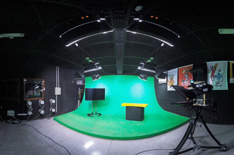 Laboratório de Televisão: um dos laboratórios mais queridos dos acadêmicos de comunicação, esse estúdio recebeu alto investimento em iluminação, mesa de edição, teleprompter e câmeras digitais