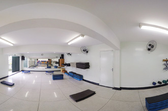 Sala de Ginástica: amplo espaço de atividades aeróbicas aparelhado com cama elástica, step, bola de pilates, pesos, colchonetes, barras e bastões 