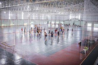 Centro Esportivo no campus II possui três quadras poliesportivas interligadas, minipista de atletismo, piscina coberta e aquecida, laboratórios, salas de aula, de lutas, dança e recreação