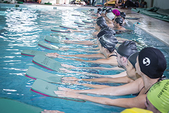 Centro Esportivo no campus II possui três quadras poliesportivas interligadas, minipista de atletismo, piscina coberta e aquecida, laboratórios, salas de aula, de lutas, dança e recreação