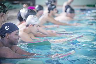 Centro Esportivo no campus II possui três quadras poliesportivas interligadas, minipista de atletismo, piscina coberta e aquecida, laboratórios, salas de aula, de lutas, dança e recreação