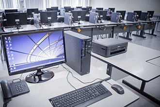 Laboratório de Métodos Computacionais e Simulação: com vasta gama de recursos computacionais, disponibiliza ferramentas de engenharia para modelagem, projeto e simulação de sistemas elétricos, mecânicos, hidráulicos, financeiros, entre outros
