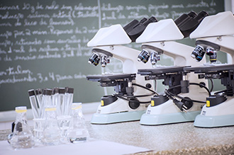 Laboratório de Microbiologia e Biologia Geral possui equipamentos como microscópios e TVs com câmera, que facilitam a visualização dos estudantes das lâminas mostradas pelos professores durante as aulas