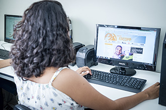 Laboratório de Redação: voltado ao estágio em Jornalismo, neste espaço estão concentradas as redações do Portal Facopp, ECO e Assessoria de Imprensa. Os alunos de Jornalismo fazem suas reuniões de pautas e produzem conteúdo para seus programas de estágio