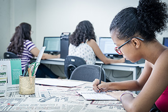 Laboratório de Redação: voltado ao estágio em Jornalismo, neste espaço estão concentradas as redações do Portal Facopp, ECO e Assessoria de Imprensa. Os alunos de Jornalismo fazem suas reuniões de pautas e produzem conteúdo para seus programas de estágio