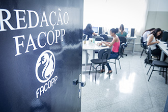 Laboratório de Redação: voltado ao estágio em Jornalismo, neste espaço estão concentradas as redações do Portal Facopp, ECO e Assessoria de Imprensa. Os alunos de Jornalismo fazem suas reuniões de pautas e produzem conteúdo para seus programas de estágio