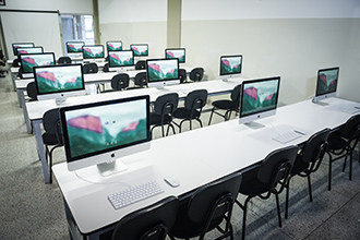 Laboratório de MAC: são dois laboratórios de Macintoshes, cada um com 15 máquinas equipadas com pacotes completos da Adobe e Office. Nos dias de hoje, as principais agências de comunicação do país trabalham com máquinas da Apple e os alunos da Facopp já saem para o mercado sabendo lidar com o que há de melhor