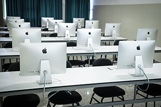 Laboratório de MAC: são dois laboratórios de Macintoshes, cada um com 15 máquinas equipadas com pacotes completos da Adobe e Office. Nos dias de hoje, as principais agências de comunicação do país trabalham com máquinas da Apple e os alunos da Facopp já saem para o mercado sabendo lidar com o que há de melhor