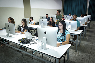 Laboratório de MAC: são dois laboratórios de Macintoshes, cada um com 15 máquinas equipadas com pacotes completos da Adobe e Office. Nos dias de hoje, as principais agências de comunicação do país trabalham com máquinas da Apple e os alunos da Facopp já saem para o mercado sabendo lidar com o que há de melhor
