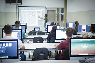 Laboratório de MAC: são dois laboratórios de Macintoshes, cada um com 15 máquinas equipadas com pacotes completos da Adobe e Office. Nos dias de hoje, as principais agências de comunicação do país trabalham com máquinas da Apple e os alunos da Facopp já saem para o mercado sabendo lidar com o que há de melhor