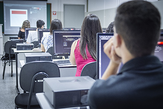 O laboratório de informática está equipado com computadores modernos, de última geração, com a instalação de todos os programas do pacote adobe e office para que os alunos possam desenvolver jornais, sites, tratar imagens, criar campanhas, com o melhor que há no mercado