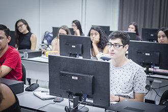 O laboratório de informática está equipado com computadores modernos, de última geração, com a instalação de todos os programas do pacote adobe e office para que os alunos possam desenvolver jornais, sites, tratar imagens, criar campanhas, com o melhor que há no mercado