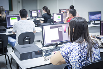 O laboratório de informática está equipado com computadores modernos, de última geração, com a instalação de todos os programas do pacote adobe e office para que os alunos possam desenvolver jornais, sites, tratar imagens, criar campanhas, com o melhor que há no mercado