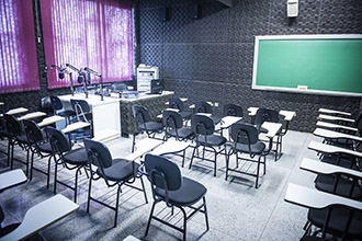 Laboratório de Rádio WRF (Web Rádio Facopp): com uma mesa de som de última geração e um microfone moderno, os alunos aprendem sobre áudio com o que encontrarão nas melhores redações do país. Além disso, em uma sala anexa, três computadores são equipados com ilhas de edição para os estagiários aprenderem a editar em rádio