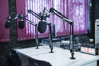 Laboratório de Rádio WRF (Web Rádio Facopp): com uma mesa de som de última geração e um microfone moderno, os alunos aprendem sobre áudio com o que encontrarão nas melhores redações do país. Além disso, em uma sala anexa, três computadores são equipados com ilhas de edição para os estagiários aprenderem a editar em rádio