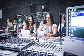 Laboratório de Rádio WRF (Web Rádio Facopp): com uma mesa de som de última geração e um microfone moderno, os alunos aprendem sobre áudio com o que encontrarão nas melhores redações do país. Além disso, em uma sala anexa, três computadores são equipados com ilhas de edição para os estagiários aprenderem a editar em rádio