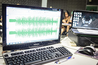 Laboratório de Rádio WRF (Web Rádio Facopp): com uma mesa de som de última geração e um microfone moderno, os alunos aprendem sobre áudio com o que encontrarão nas melhores redações do país. Além disso, em uma sala anexa, três computadores são equipados com ilhas de edição para os estagiários aprenderem a editar em rádio