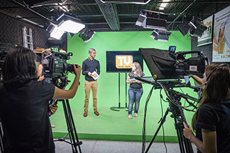Laboratório de TV: atualizado semestralmente, com três ilhas de edição em alta definição, estúdio com dois fundos infinitos pintados com tinta especial para recortes das edições, filmadoras HD em alta definição e Teleprompter, o local recebe alunos para aulas, trabalhos e estágios