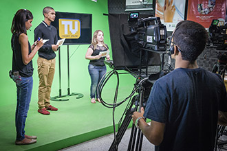Laboratório de TV: atualizado semestralmente, com três ilhas de edição em alta definição, estúdio com dois fundos infinitos pintados com tinta especial para recortes das edições, filmadoras HD em alta definição e Teleprompter, o local recebe alunos para aulas, trabalhos e estágios