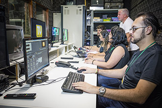 Laboratório de TV: atualizado semestralmente, com três ilhas de edição em alta definição, estúdio com dois fundos infinitos pintados com tinta especial para recortes das edições, filmadoras HD em alta definição e Teleprompter, o local recebe alunos para aulas, trabalhos e estágios