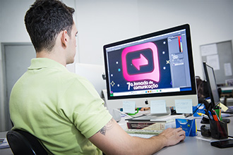 A Agência Facopp é um laboratório de estágio, que é supervisionado por professores de Publicidade. O objetivo é que o aluno tenha uma vivência aprofundada do que tem no mercado