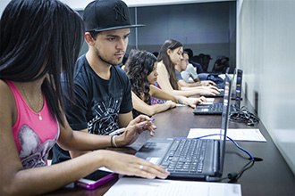 Laboratório de Pesquisa de Mercado: o objetivo é que sejam selecionadas pessoas para pesquisas qualitativas que serão entrevistadas na sala, enquanto alunos de publicidade analisam todas as reações dos entrevistados para transformar aqueles resultados em visões reais de uma determinada pesquisa. No local tem equipamentos de som e de microfones de última geração, além de programas especiais de análise de dados.