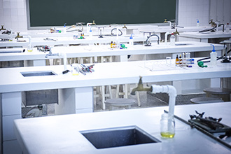 Laboratório de Química Farmacêutica: local onde os alunos estudam as propriedades químicas envolvidas na ação terapêutica e tóxica de fármacos, bem como seus mecanismos de ação moleculares e a relação entre a estrutura e atividade 
