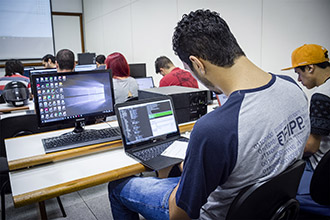 Laboratório Padrão: ao todo, são 14 espaços e 291 computadores para o desenvolvimento de diversas atividades acadêmicas, com equipamentos de alta performance.