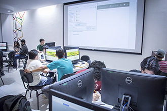 Laboratório de Criação 1 e 2: permitem ao aluno desenvolver diversas práticas acadêmicas e profissionais em equipamentos de última geração e alta performance, com configurações bastante avançadas