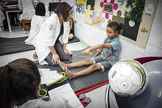 Clínica Escola de Fisioterapia: pediatria – atendimento a crianças com distúrbios neurológicos e psicomotores.