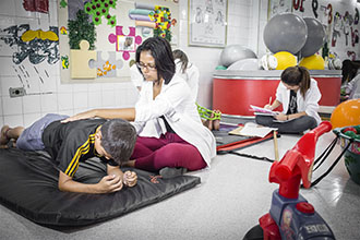 Clínica Escola de Fisioterapia: pediatria – atendimento a crianças com distúrbios neurológicos e psicomotores.