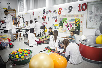 Clínica Escola de Fisioterapia: pediatria – atendimento a crianças com distúrbios neurológicos e psicomotores.