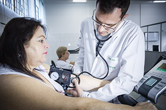 Clínica Escola de Fisioterapia: reabilitação cardiorrespiratória – atendimento a pacientes com disfunções cardíacas e respiratórias. Laboratório de função pulmonar e moderno ginásio para reabilitação cardíaca
