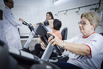 Clínica Escola de Fisioterapia: reabilitação cardiorrespiratória – atendimento a pacientes com disfunções cardíacas e respiratórias. Laboratório de função pulmonar e moderno ginásio para reabilitação cardíaca