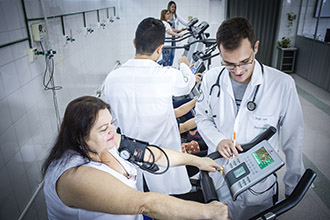Clínica Escola de Fisioterapia: reabilitação cardiorrespiratória – atendimento a pacientes com disfunções cardíacas e respiratórias. Laboratório de função pulmonar e moderno ginásio para reabilitação cardíaca