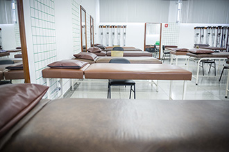 Laboratório de Fisioterapia 1: utilizado para as aulas práticas das disciplinas de Cinesioterapia, Recursos Terapêuticos Manuais e Métodos e Técnicas de Avaliação em Fisioterapia